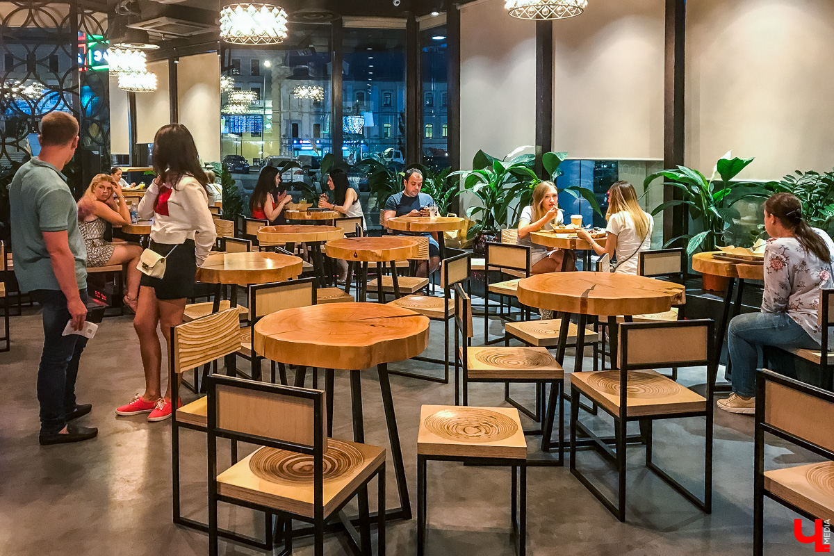 Журналист Ключ-Медиа побывала в ресторане Ольги Бузовой, оценила интерьер и узнала, что там за салаты такие подают под названием “Мало половин” и “Бузцезарь”