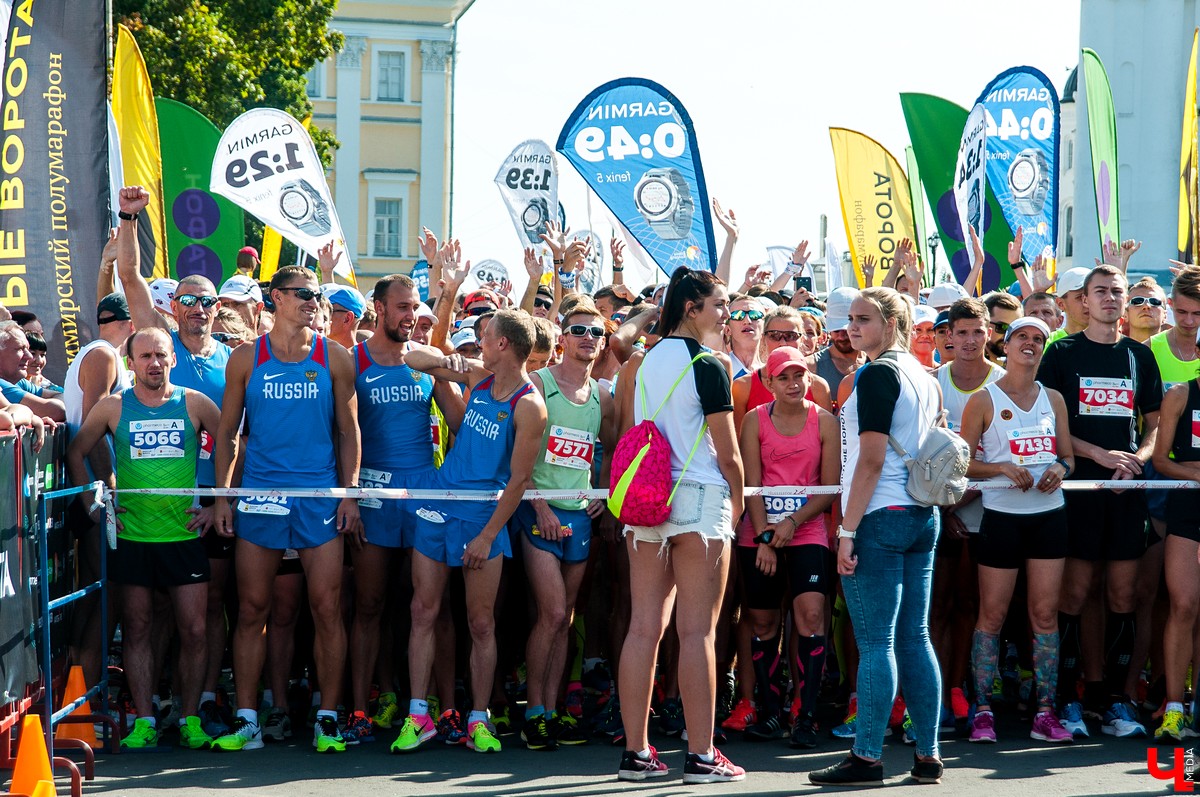 8 сентября во Владимире прошел 2-й полумарафон “Золотые ворота”. В нем приняли участие больше 5500 спортсменов из России, Германии, Мексики, Польши и Южной Африки. Победителей награждала фигуристка Ирина Слуцкая