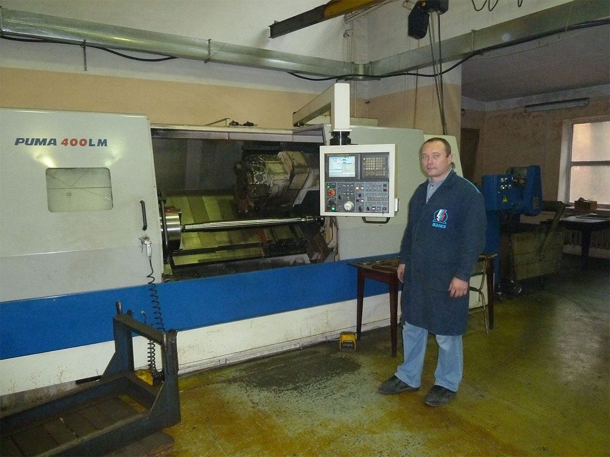 Константин Астахов работает инженером по конструкторско-технологическому сопровождению новых разработок. Он внедряет новые технологии изготовления деталей и узлов электродвигателей. Налаживает станки ЧПУ для производства этих деталей