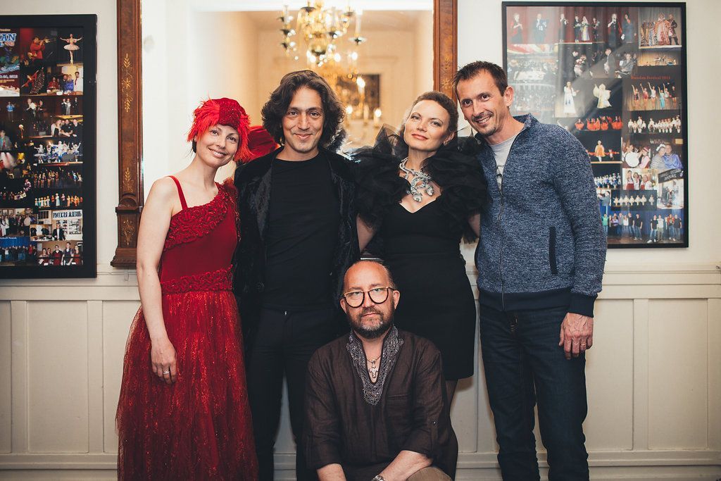 Владимирский дизайнер одежды премиум-класса Андрей Перескоков на днях возил свои наряды на показ в Сан-Франциско. Там состоялось открытие интеллектуального казино, по типу российского “Что? Где? Когда?”