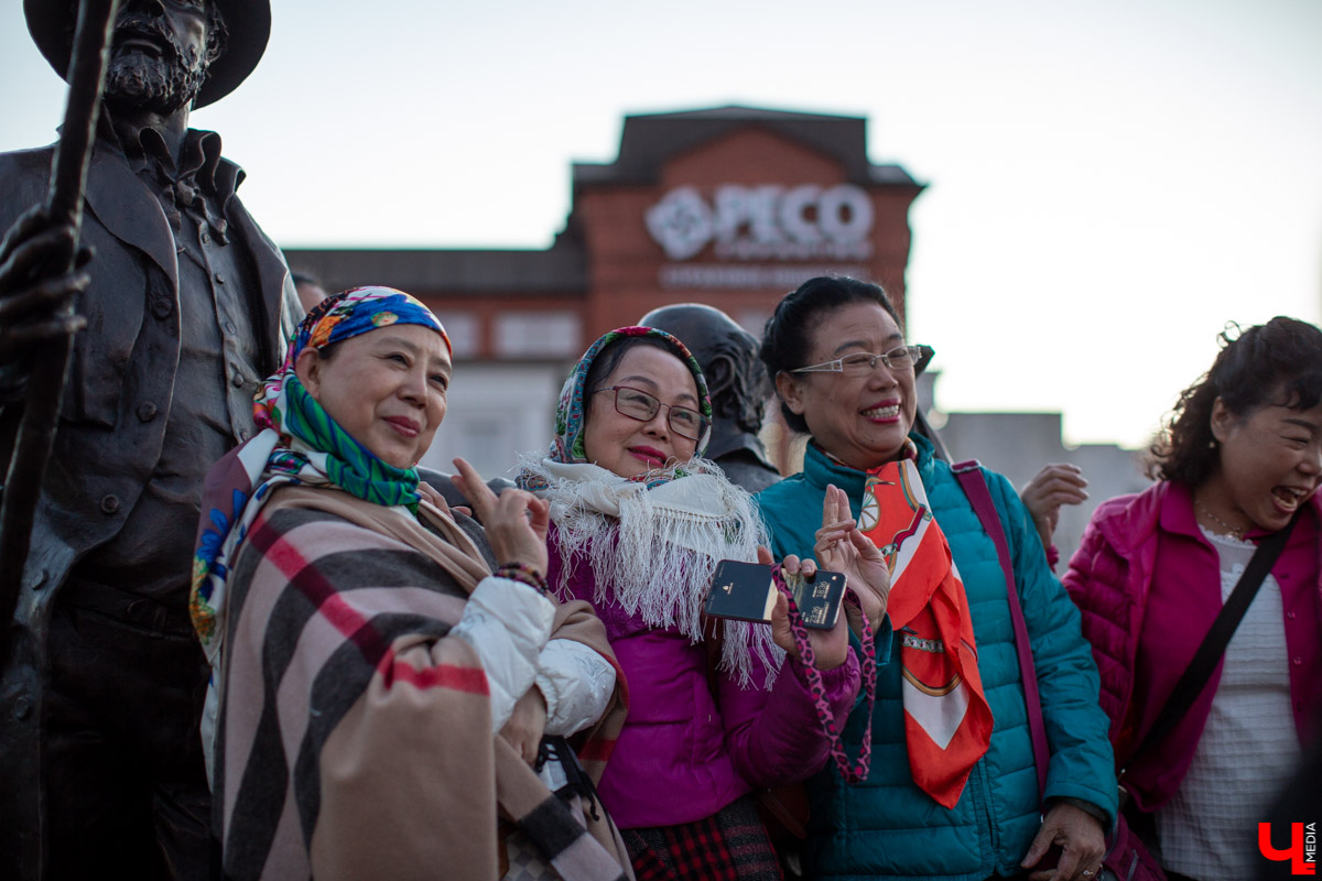 18 сентября во Владимире, около драмтеатра, открыли новый памятник. Он посвящен провинциальным актерам Счастливцеву и Несчастливцеву