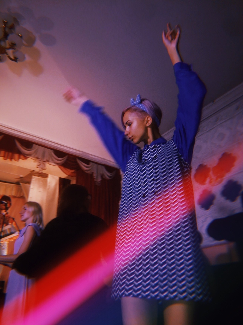 Группа “Море” сняла новый клип в “советском стиле”. 9-минутный ролик рассказывает историю о непредсказуемой женской природе. В съемках приняли участие порядка 40 человек