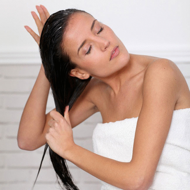 Модница Юля рассказала, как в домашних условиях получить идеальные стрелки и красивые брови, чем заменить сухой шампунь и спрей от секущихся кончиков и, наконец, как самостоятельно сделать биоламинирование волос