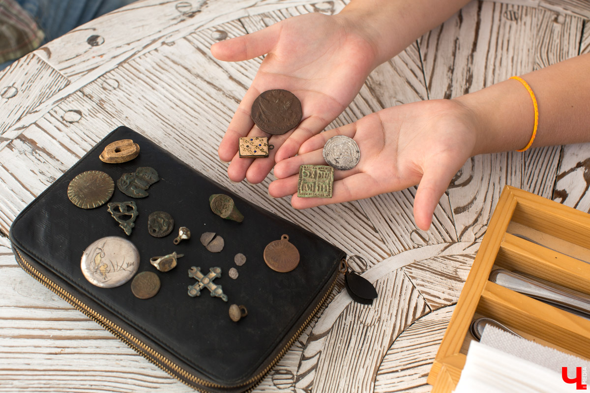 Гид Денис Лапин провел необычную экскурсию по Суздалю. Он показал журналисту Ключ-Медиа загадочные провалы, тайные подземелья и древние вещи, найденные местными жителями