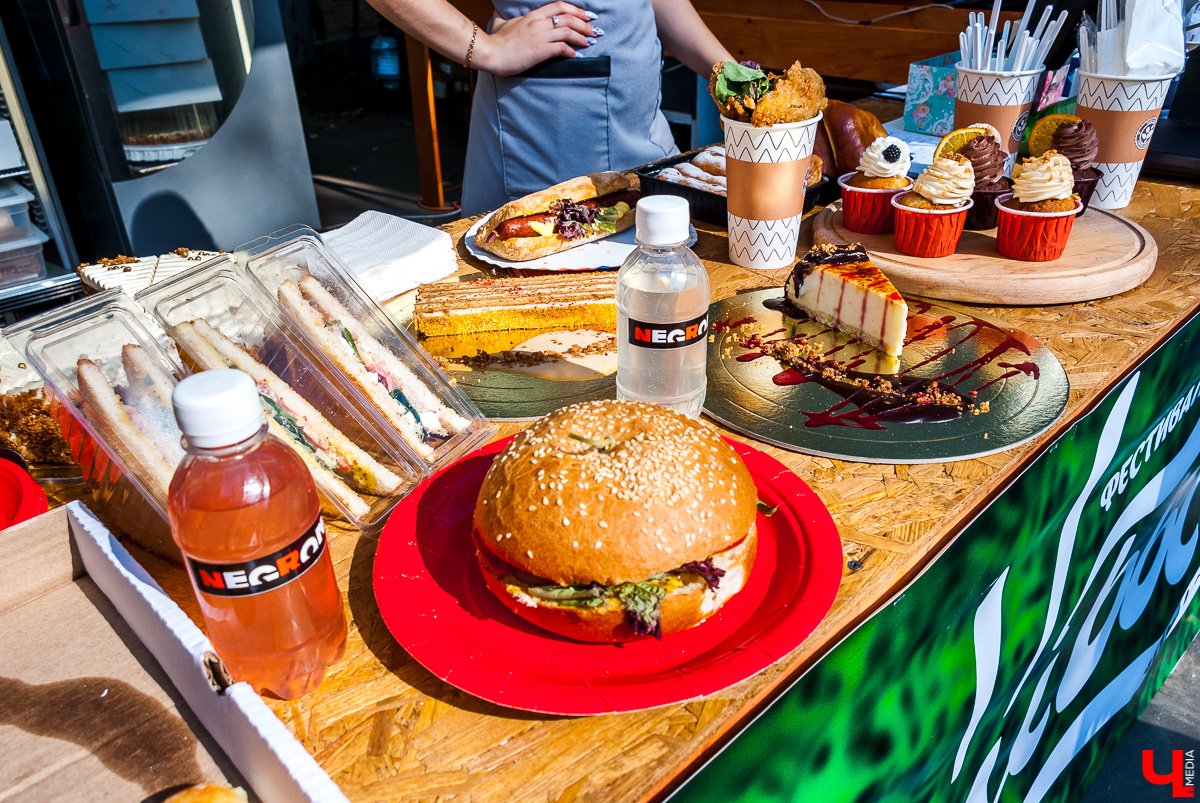 26 августа в Коврове прошёл гастрономический фестиваль «СамБыЕл». В нем приняло участие 7 ресторанов, удивлявших гостей оригинальными блюдами