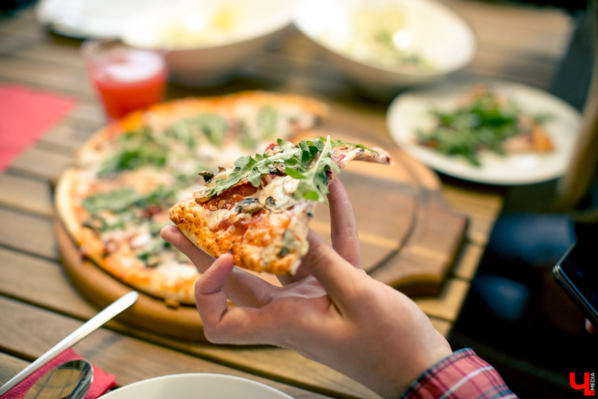 Блогеры посетили кафе Carlson Veranda и дали свою оценку кухне, персоналу и обстановке, а также насладились шикарным видом на закатное небо Владимира