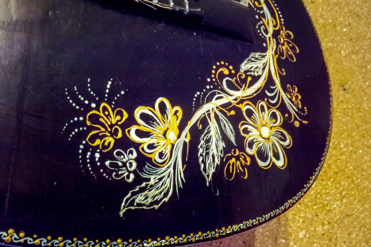 Черная гитара