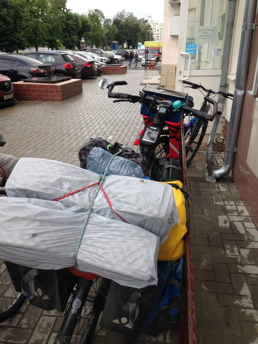 Итальянская пара Андреа Праделла и Елена Тасси отправились в кругосветное велопутешествие и проехали через город Владимир