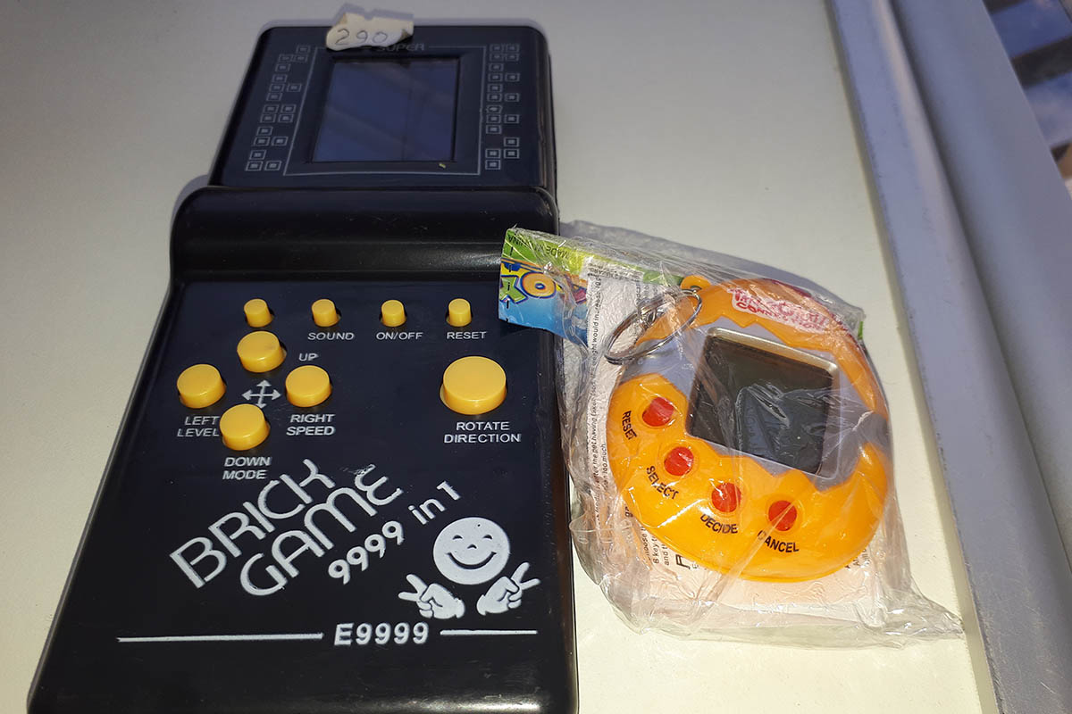 Знают ли современные владимирские дети легендарные игры 80-х или 90-х: тетрис, тамагочи, Dendy, Sega? Где их купить в нашем городе и сколько они сейчас стоят?