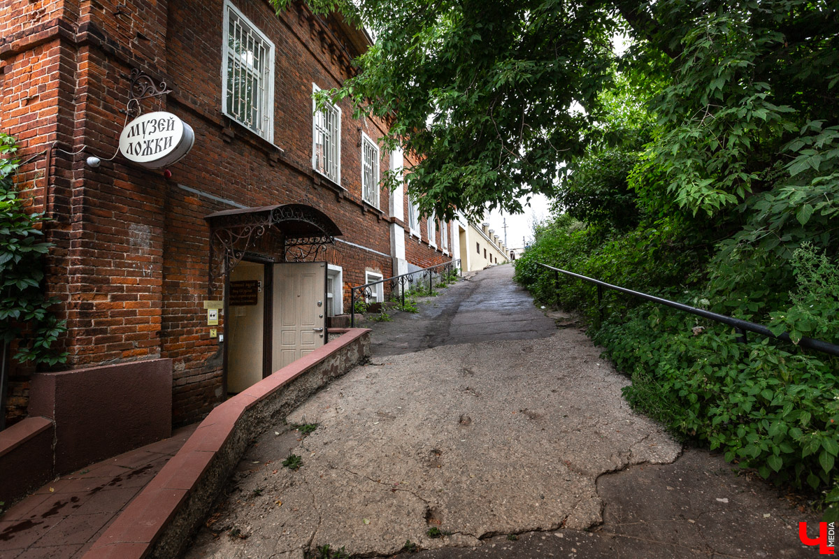 До 18 августа во Владимире можно увидеть подкованную блоху и другие микроминиатюры русского мастера Владимира Анискина. Корреспондент “Ключ-Медиа” побывал на выставке и сделал фоторепортаж