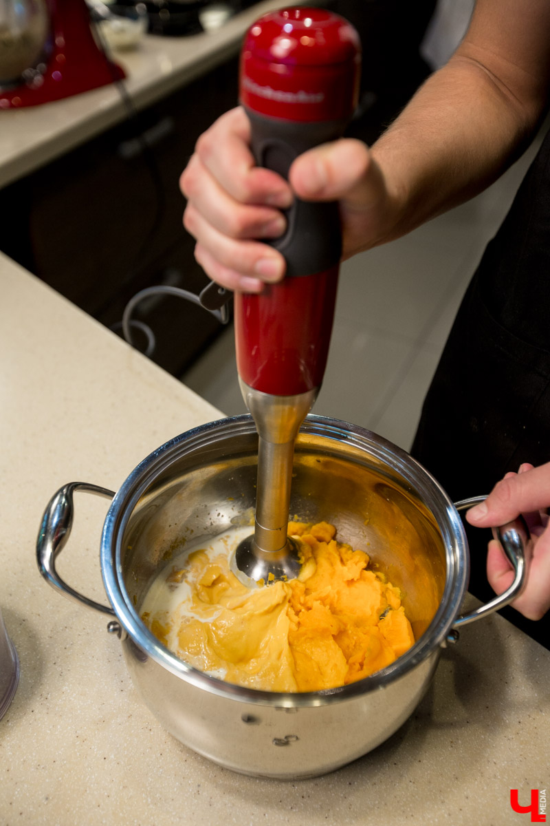 Шеф Дмитрий Орловский показал певцу Дмитрию Захария, как приготовить из тыквы крем-суп и чизкейк с меренгой