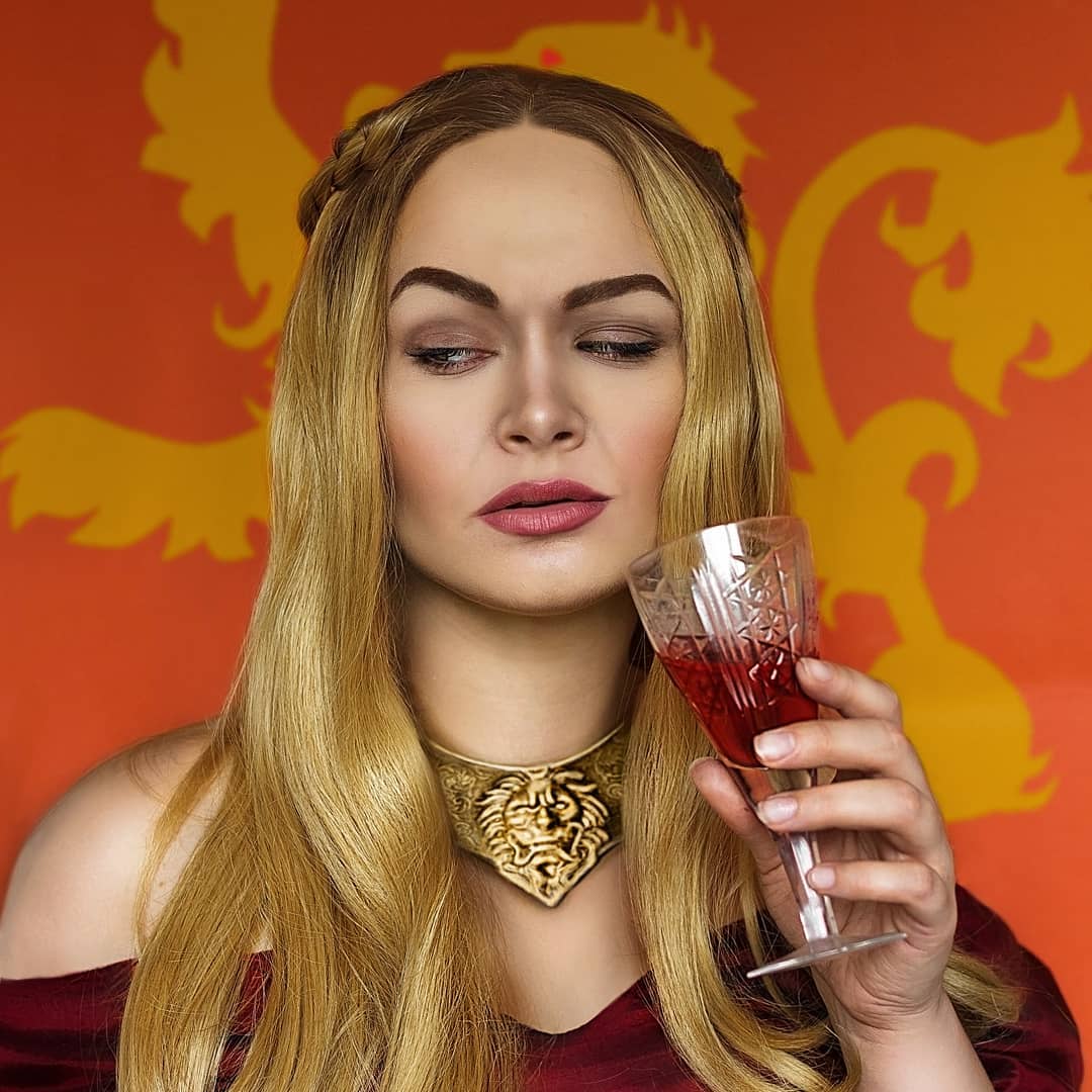 Популярная в «Инстаграм» косплеерша рассказала журналисту «Ключ-Медиа» о том, как создаются яркие фэнтезийные образы, сколько это отнимает времени и денег и приносит ли её аккаунт прибыль