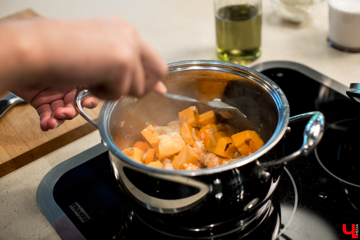 Шеф Дмитрий Орловский показал певцу Дмитрию Захария, как приготовить из тыквы крем-суп и чизкейк с меренгой