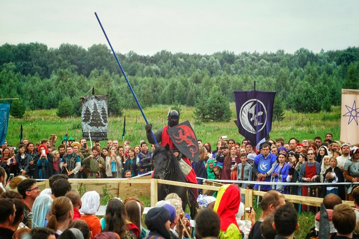 Владимирец Кирилл Николаенко уже 15 лет увлечен ролевыми играми. Что это такое? Чем интересно такое хобби? Насколько затратно? Обо всем этом наш земляк рассказал во время интервью