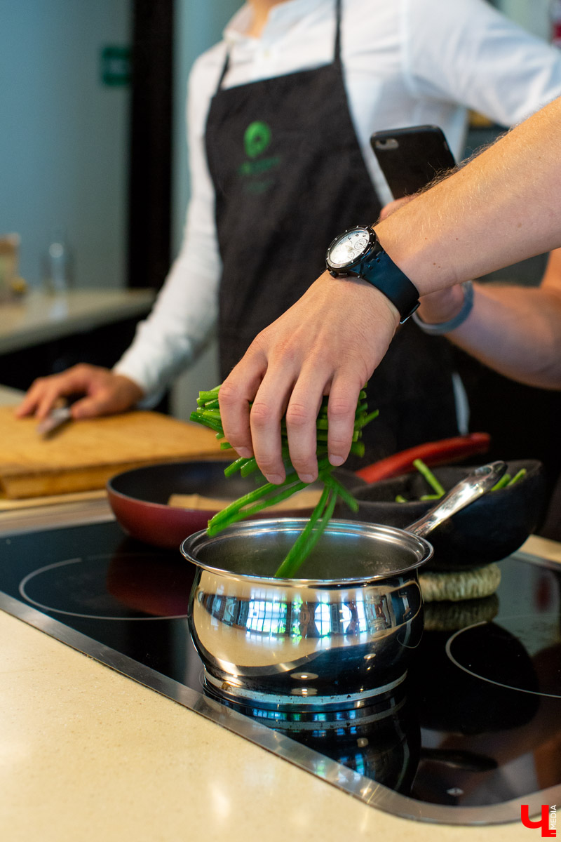 Шеф-повар Дмитрий Орловский открыл пловцу Сергею Сафонову вкус спаржи, рецепт быстрого приготовления лосося и секрет, как доставить удовольствие женщине