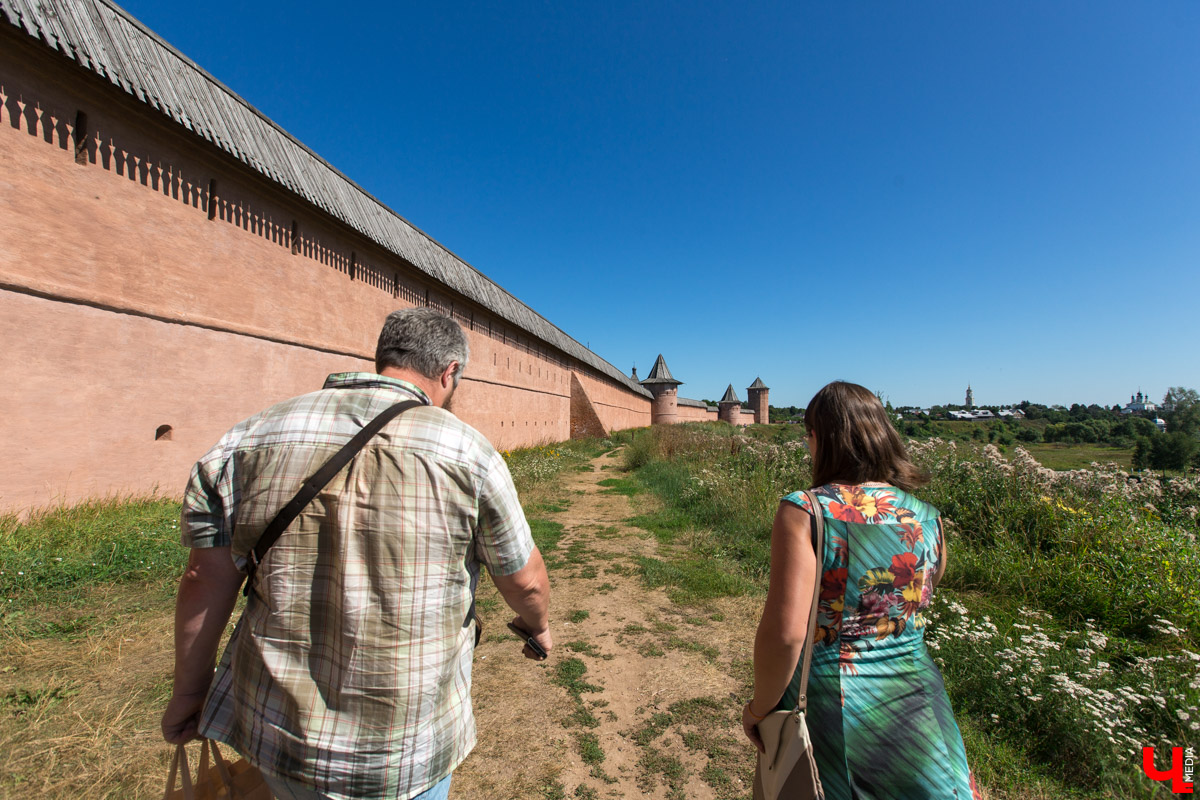 Гид Денис Лапин провел необычную экскурсию по Суздалю. Он показал журналисту Ключ-Медиа загадочные провалы, тайные подземелья и древние вещи, найденные местными жителями