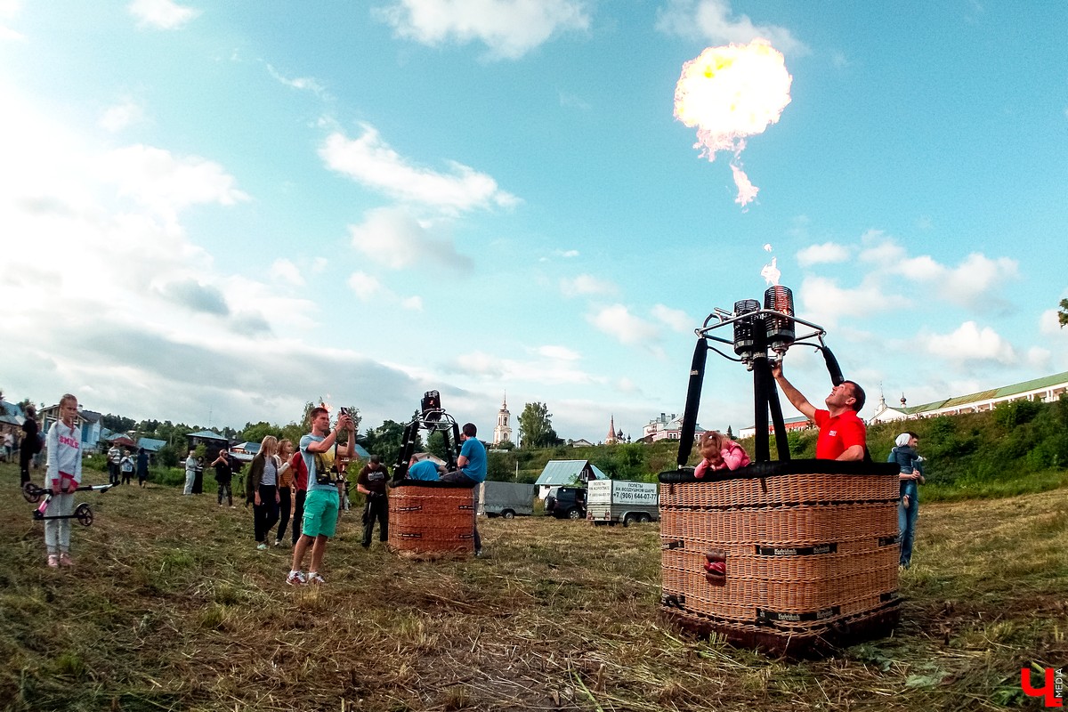 18 июля в Суздале прошло открытие фестиваля воздухоплавания “Золотое кольцо”. Из-за непогоды шары не смогли подняться в небо, но организаторы устроили фаер-шоу на земле