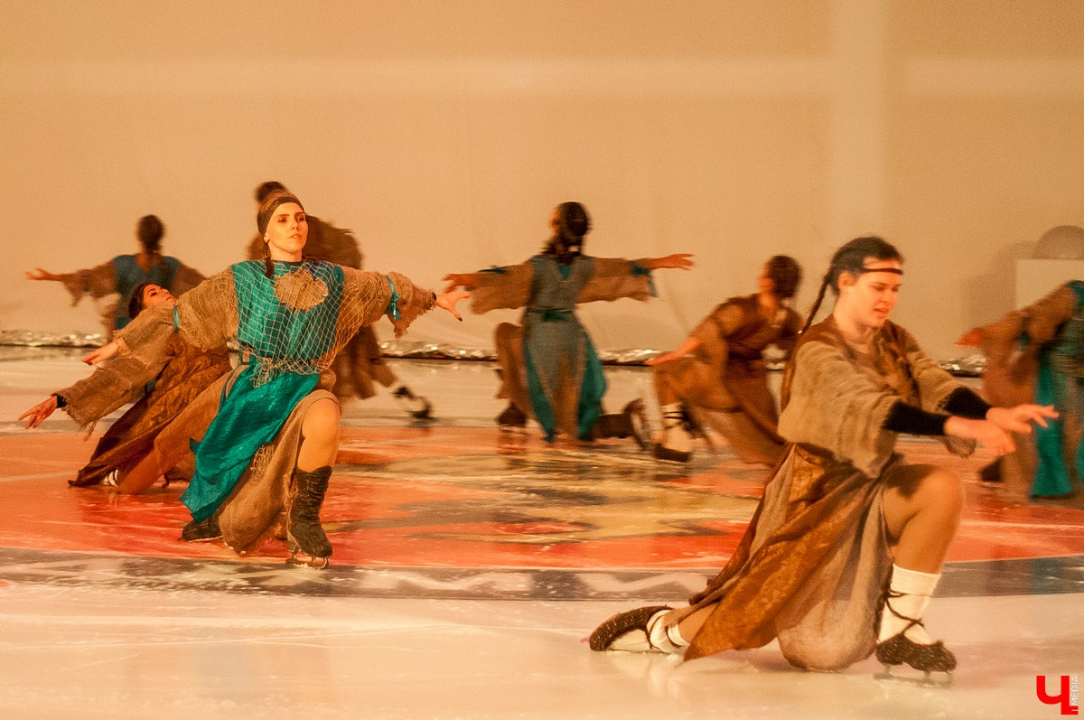 25 августа в городе открылся новый ледовый комплекс “Владимир”. На его открытие приехали известный советский хоккеист Александр Якушев и не менее известный художник Никас Сафронов