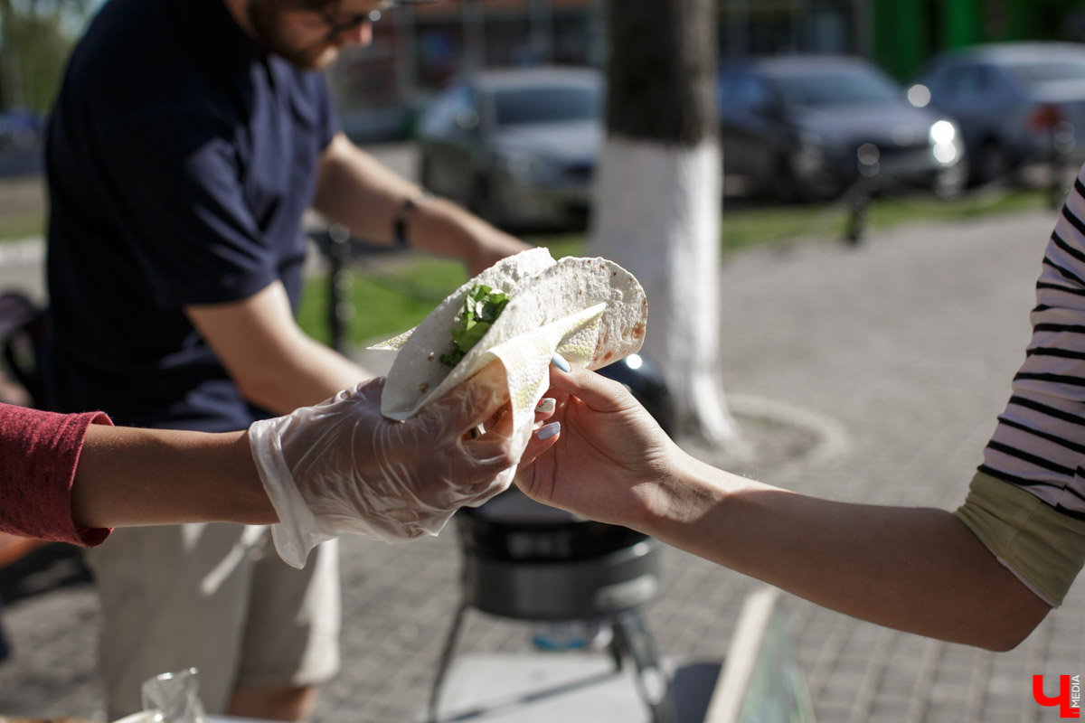 9 августа во Владимире прошла очередная акция в поддержку приближающегося Ресторанного дня. У памятника Диктору Левитану был открыт ресторан Лепёха-Лепёха