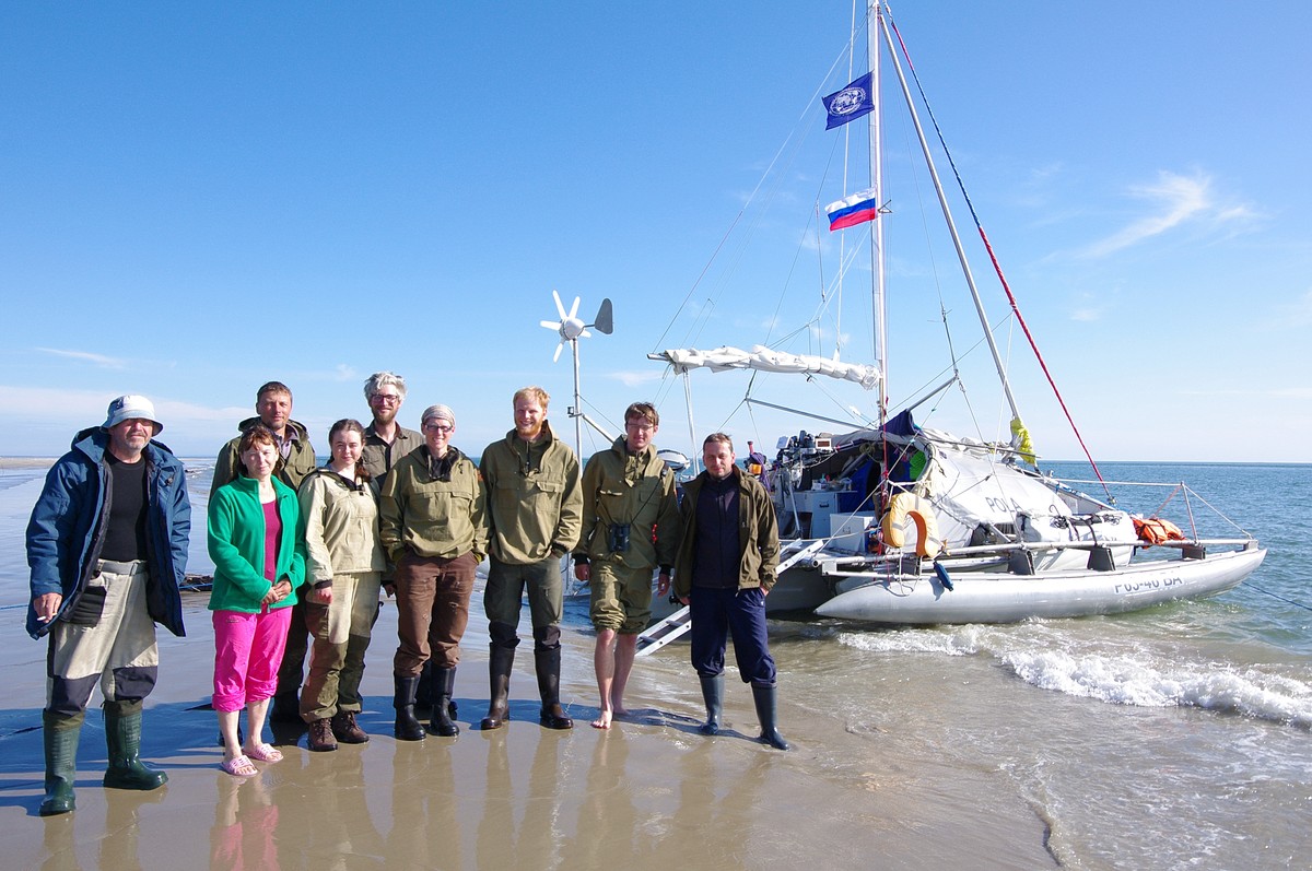 Капитан тримарана “Пола” Дмитрий Козлов, совершивший путешествие из Баренцева в Белое море, рассказал о том, страшно ли двое суток идти в шторм, стоит ли бояться медведей и какая рыба клюет в северном океане