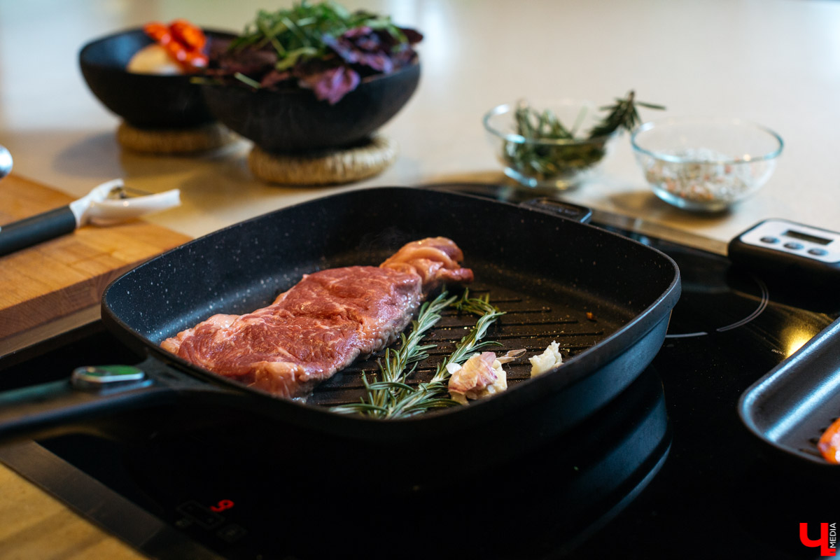 Готовим стейк стриплойн в студии Roulet вместе с шефом Дмитрием Орловским и диджеем Европы плюс Дмитрием Глазковым