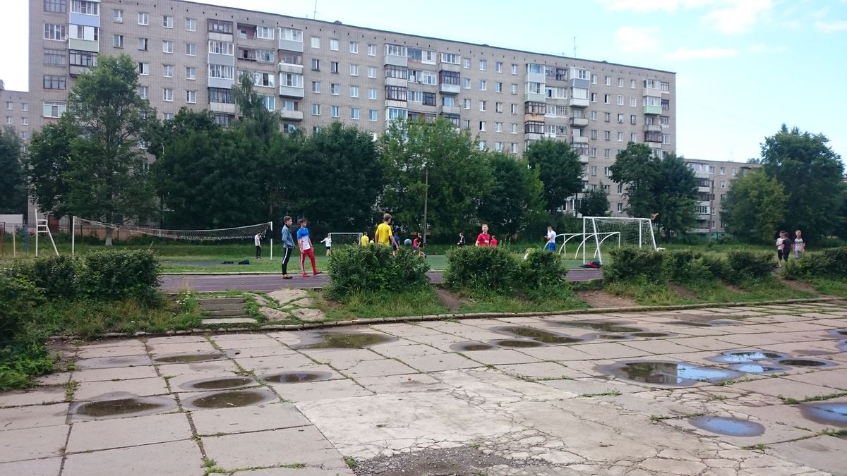 Где бесплатно поиграть в футбол на открытом воздухе во Владимире, и сколько стоит аренда хорошего поля, а также площадки для мини-футбола с резиновым покрытием, подсветкой и ограждением? Классификация полей по районам от “Ключ-Медиа”