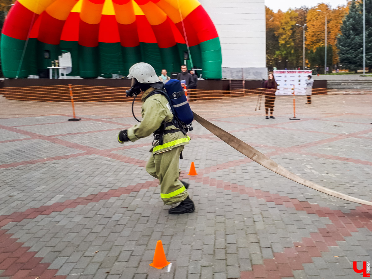 Впервые во Владимирской области провели соревнования по кроссфиту для пожарных. Вместо удобной одежды спортсмены выходили на дистанцию в своей рабочей форме