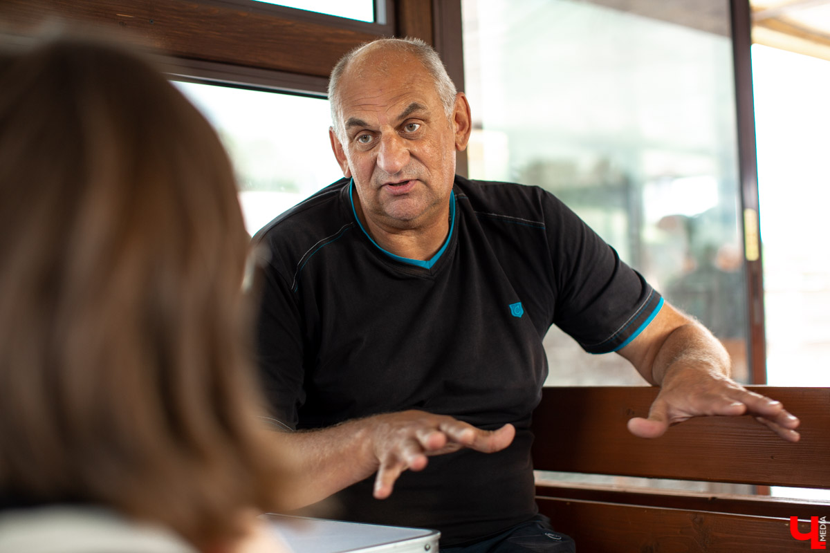 В Суздале устраивают необычные экскурсии - по реке Каменка плавает речной трамвайчик “Колибри”. О нем рассказал его создатель Алексей Полтев