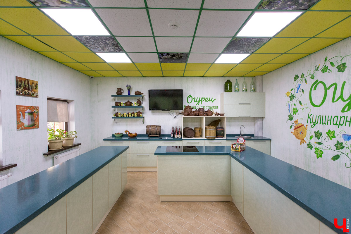 Журналист “Ключ-Медиа” отправилась на экскурсию в суздальский ресторан “Огурец” и узнала, как создавался дизайн интерьера этого заведения, какие самые необычные блюда входят в меню и где закупаются ингредиенты для них