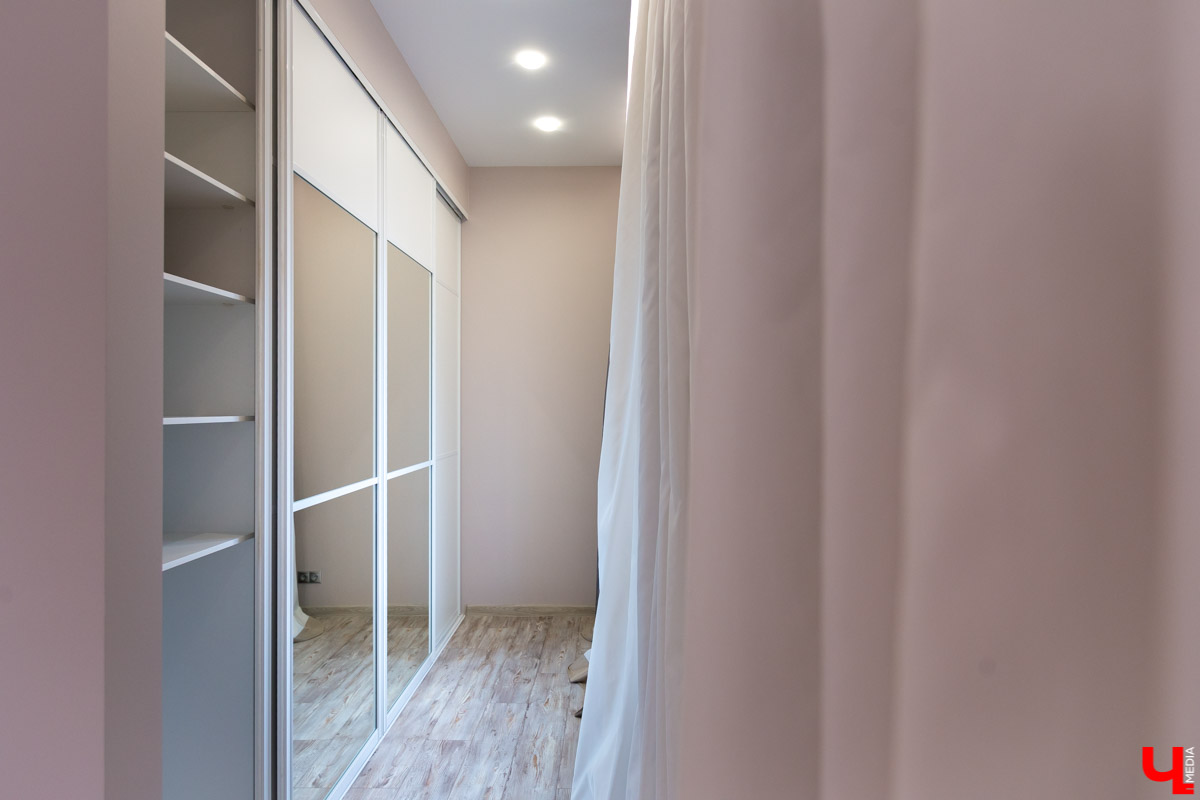 Архитектор-дизайнер Наталья Корешкова провела экскурсию по одному из самых роскошных офисов Владимира, в котором есть даже “золотой” туалет и джакузи