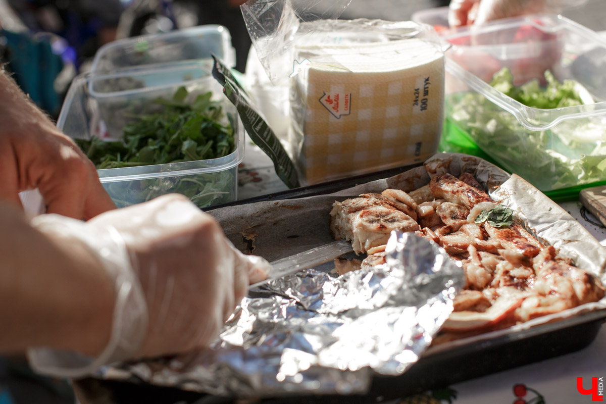 9 августа во Владимире прошла очередная акция в поддержку приближающегося Ресторанного дня. У памятника Диктору Левитану был открыт ресторан Лепёха-Лепёха