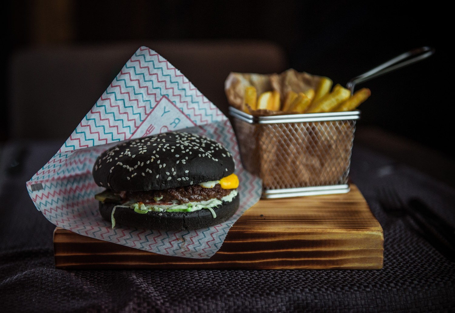 Черный бургер “Брутальный мужик”