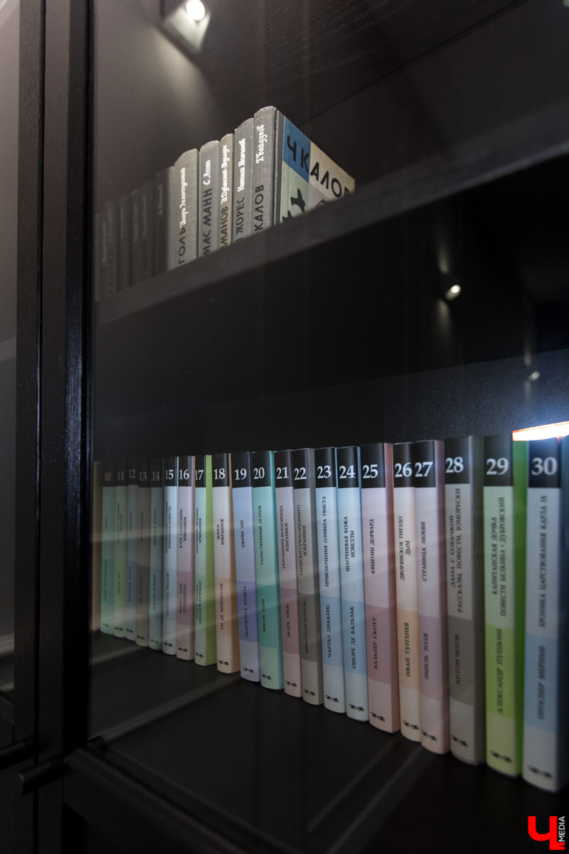 Продолжаем рубрику “Интерьер недели”. На днях мы заглянули в гости к Алексею Веденееву, адвокату, чей офис не похож на типичную юридическую контору