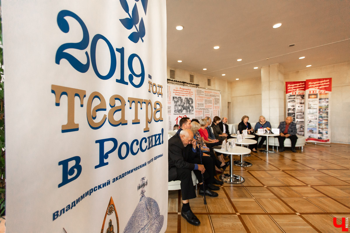 18 сентября во Владимире, около драмтеатра, открыли новый памятник. Он посвящен провинциальным актерам Счастливцеву и Несчастливцеву