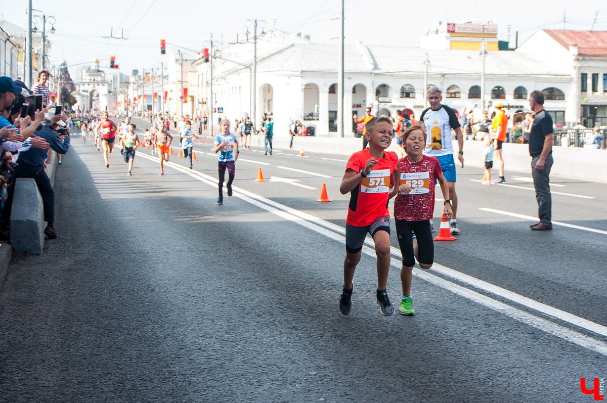 8 сентября во Владимире прошел 2-й полумарафон “Золотые ворота”. В нем приняли участие больше 5500 спортсменов из России, Германии, Мексики, Польши и Южной Африки. Победителей награждала фигуристка Ирина Слуцкая