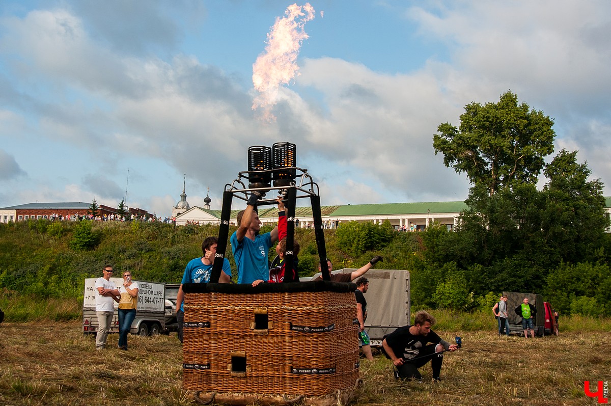 18 июля в Суздале прошло открытие фестиваля воздухоплавания “Золотое кольцо”. Из-за непогоды шары не смогли подняться в небо, но организаторы устроили фаер-шоу на земле