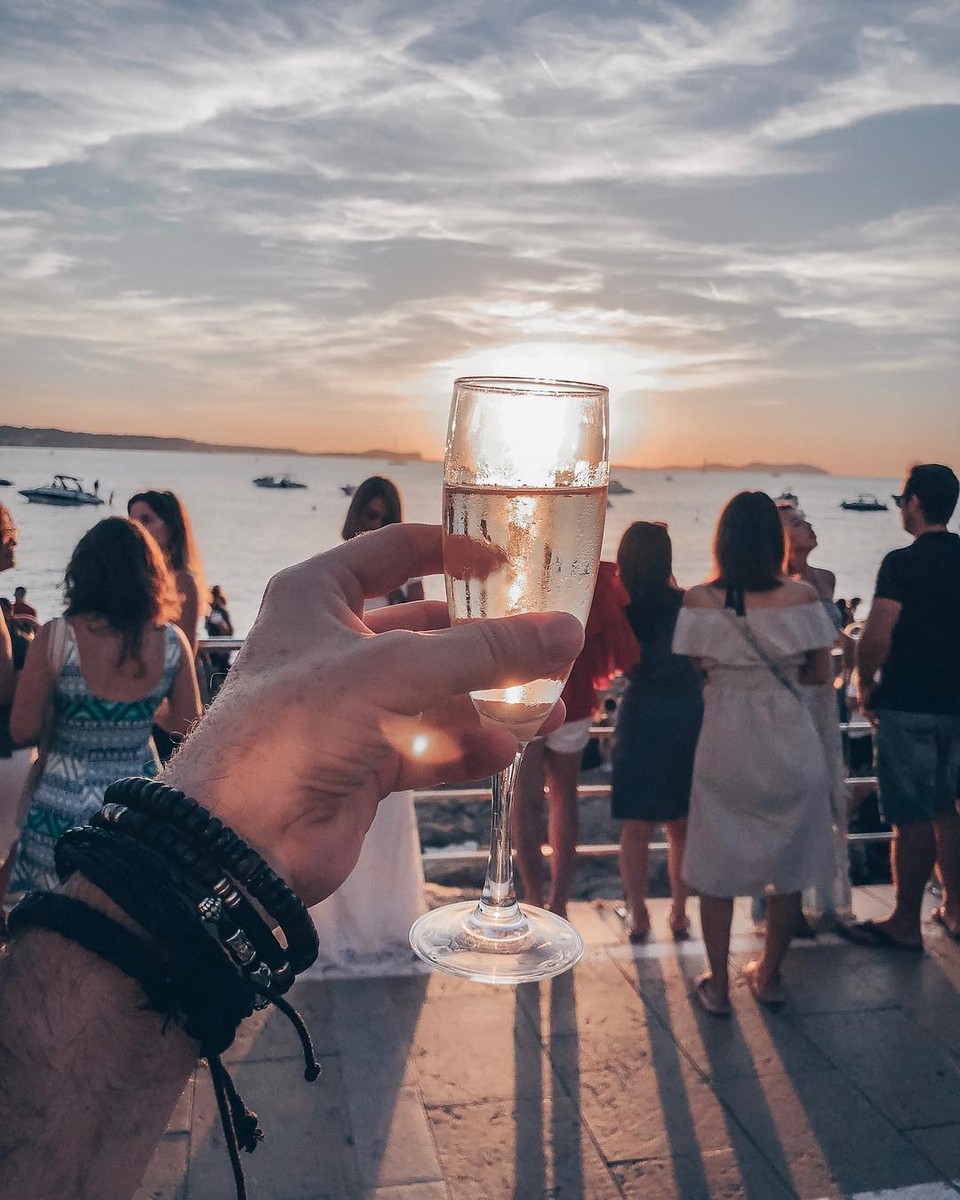 Владимирский диджей Алекс Кокс вернулся с Ибицы и рассказал о лучших, на его взгляд, местах острова. И, конечно, о самых крутых вечеринках