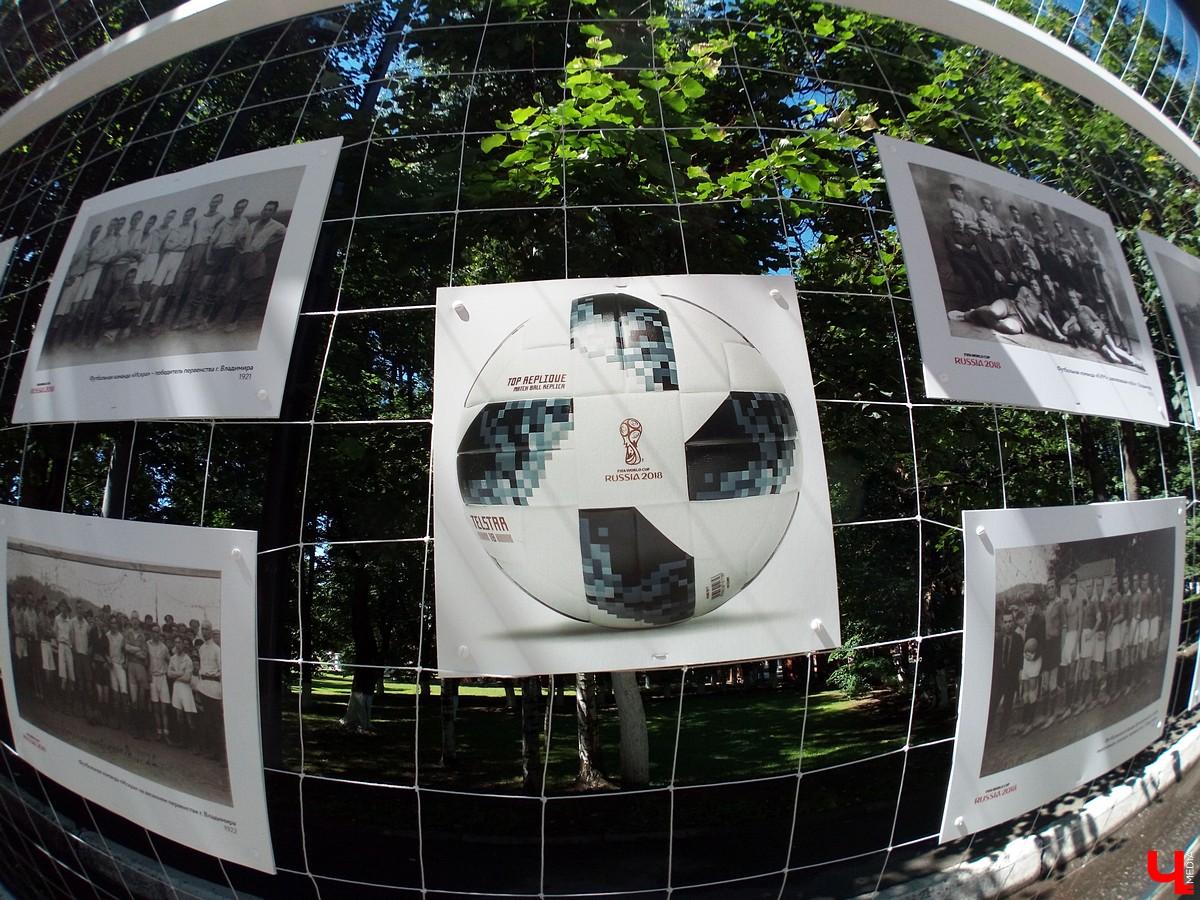 В июле в центре Владимира открылась необычная фотовыставка. Она посвящена истории владимирского футбола, начиная с 1911 года