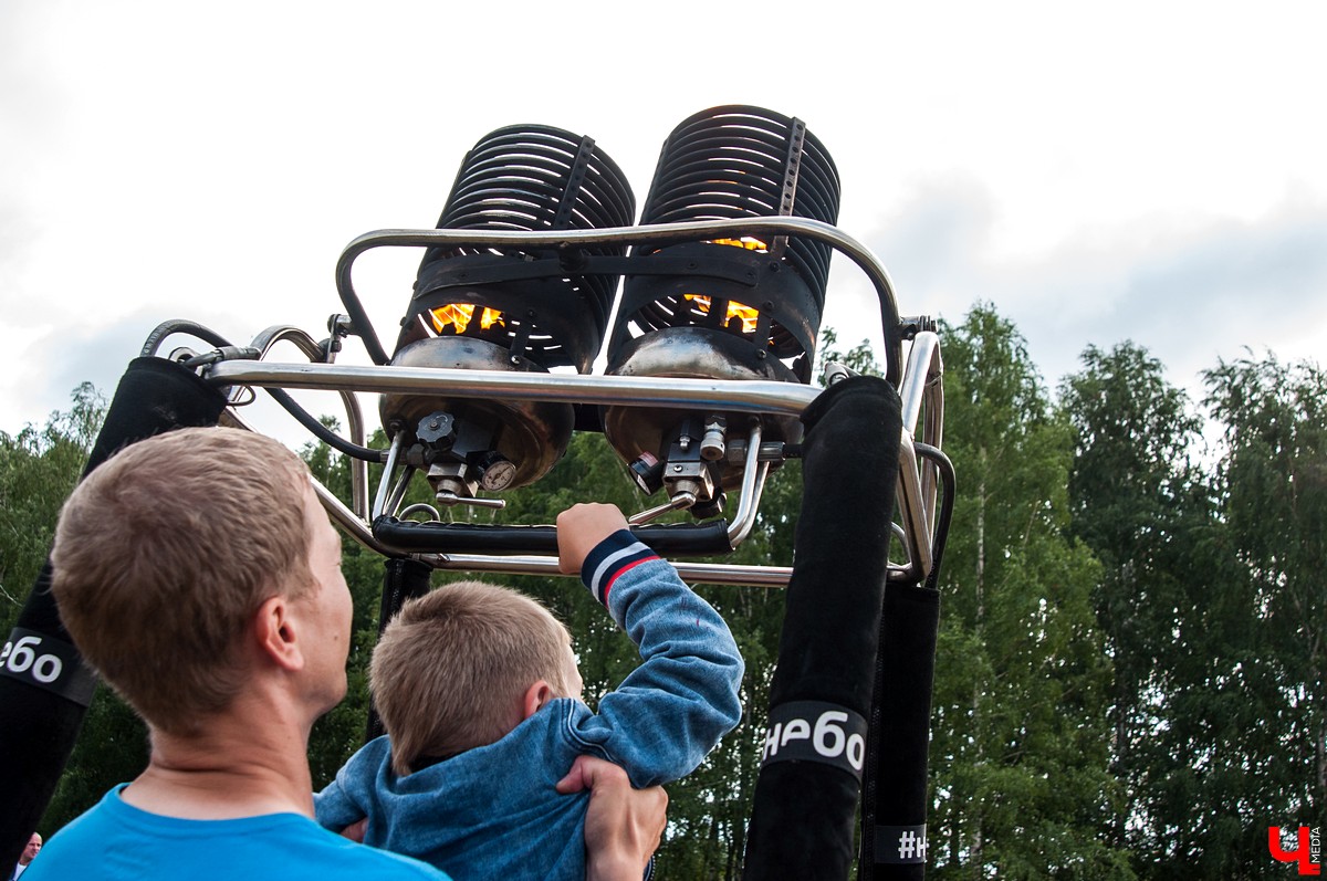18 июля в Суздале прошло открытие фестиваля воздухоплавания “Золотое кольцо”. Из-за непогоды шары не смогли подняться в небо, но организаторы устроили фаер-шоу на земле