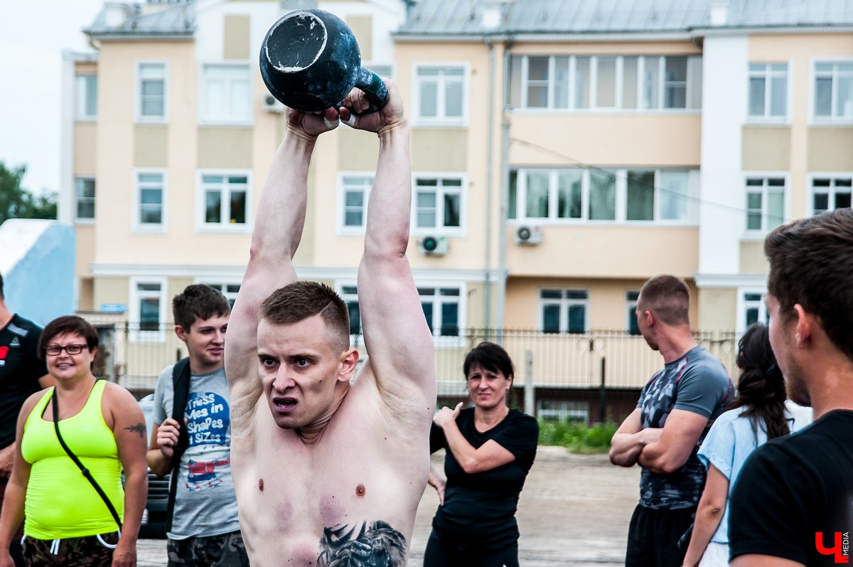 14 июля во Владимире на стадионе “Лыбедь” прошёл ежегодный чемпионат по кроссфиту “РОСИЧ 2018”. В этот раз организаторы выбрали несколько командных комплексов, с которыми может справиться спортсмен любой подготовки