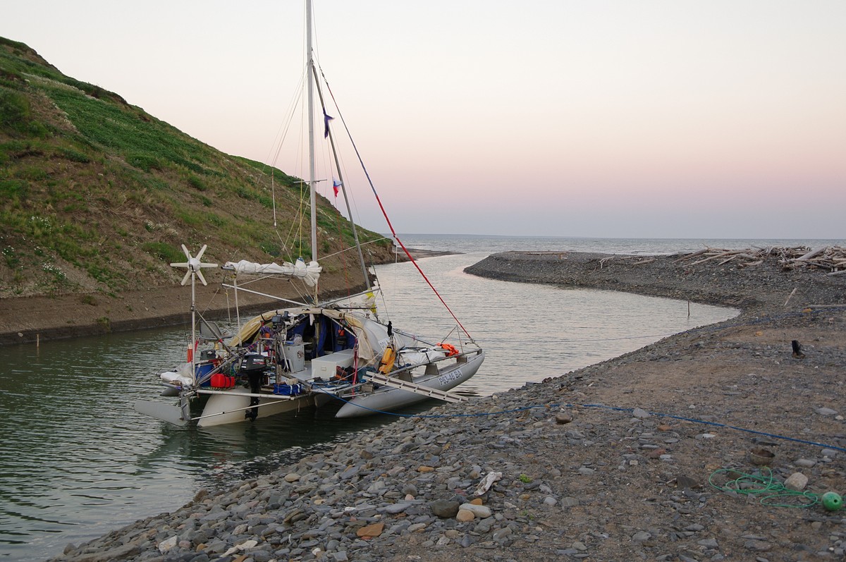 Капитан тримарана “Пола” Дмитрий Козлов, совершивший путешествие из Баренцева в Белое море, рассказал о том, страшно ли двое суток идти в шторм, стоит ли бояться медведей и какая рыба клюет в северном океане