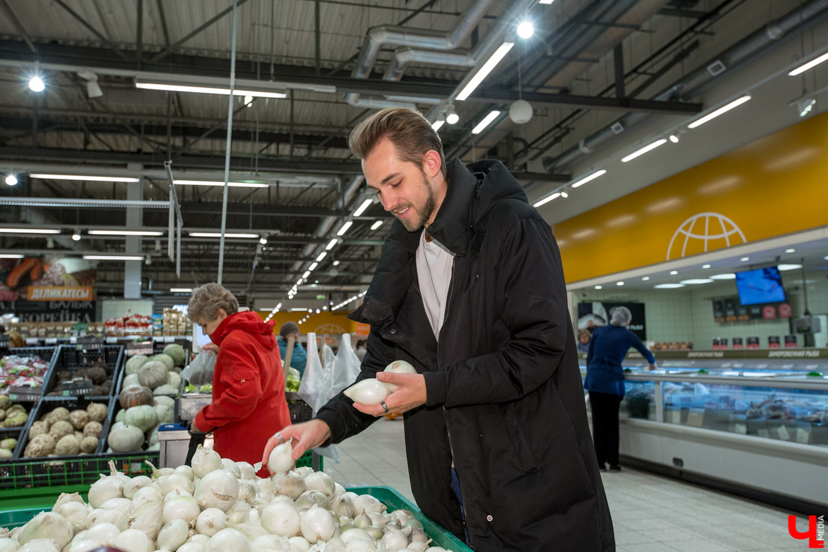 Шеф Дмитрий Орловский показал певцу Дмитрию Захария, как приготовить из тыквы крем-суп и чизкейк с меренгой