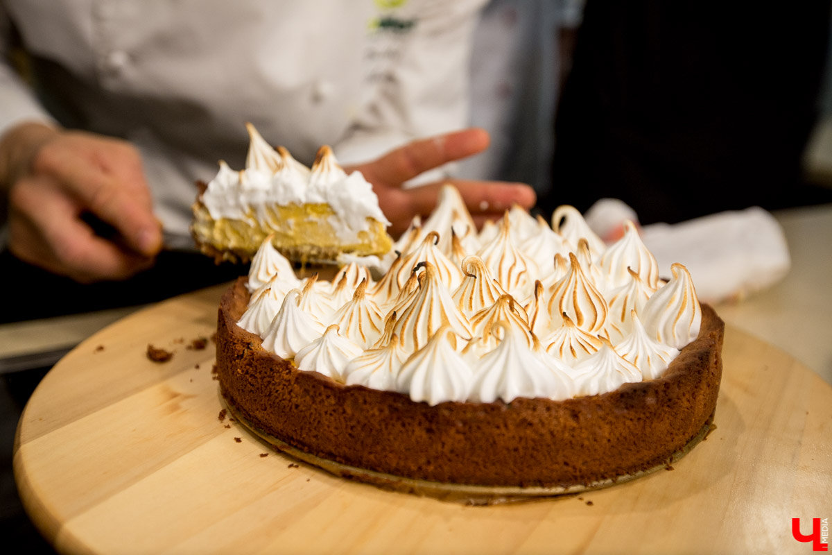 Шеф Дмитрий Орловский показал певцу Дмитрию Захария, как приготовить из тыквы крем-суп и чизкейк с меренгой