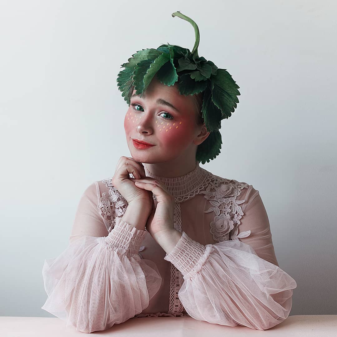 Популярная в «Инстаграм» косплеерша рассказала журналисту «Ключ-Медиа» о том, как создаются яркие фэнтезийные образы, сколько это отнимает времени и денег и приносит ли её аккаунт прибыль