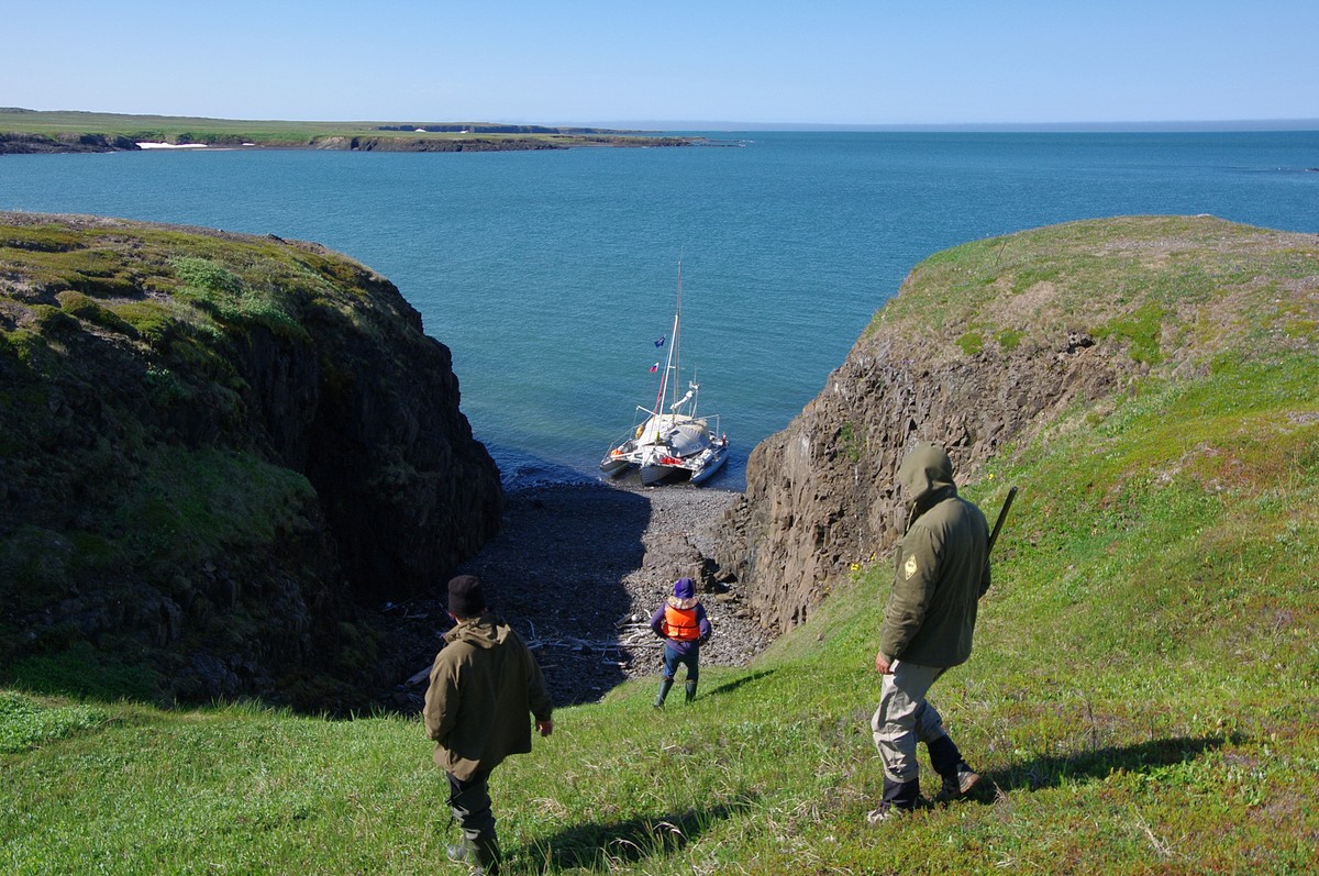 Капитан тримарана “Пола” Дмитрий Козлов, совершивший путешествие из Баренцева в Белое море, рассказал о том, страшно ли двое суток идти в шторм, стоит ли бояться медведей и какая рыба клюет в северном океане