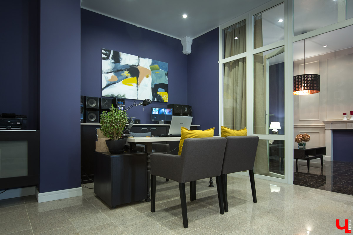 Продолжаем рубрику “Интерьер недели”. На днях мы заглянули в гости к Алексею Веденееву, адвокату, чей офис не похож на типичную юридическую контору