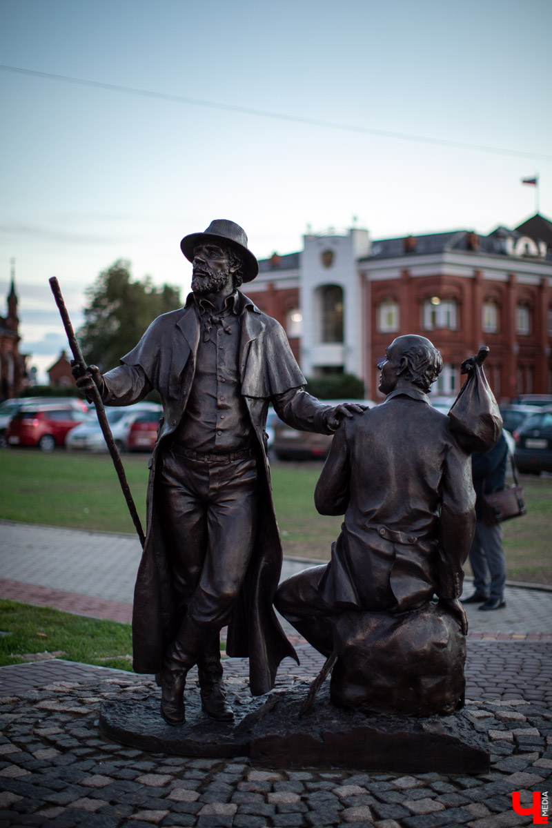 18 сентября во Владимире, около драмтеатра, открыли новый памятник. Он посвящен провинциальным актерам Счастливцеву и Несчастливцеву