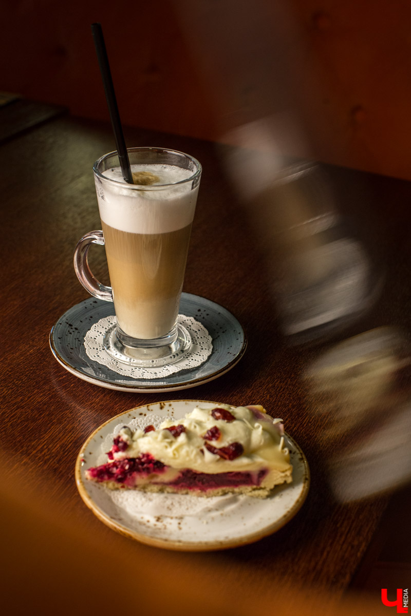 Журналист “Ключ-Медиа” отправилась на экскурсию в суздальский ресторан “Огурец” и узнала, как создавался дизайн интерьера этого заведения, какие самые необычные блюда входят в меню и где закупаются ингредиенты для них