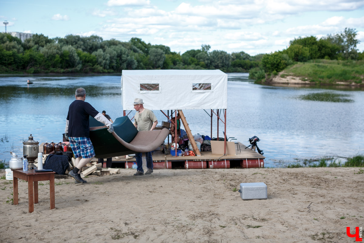Двухэтажный плот во Владимире