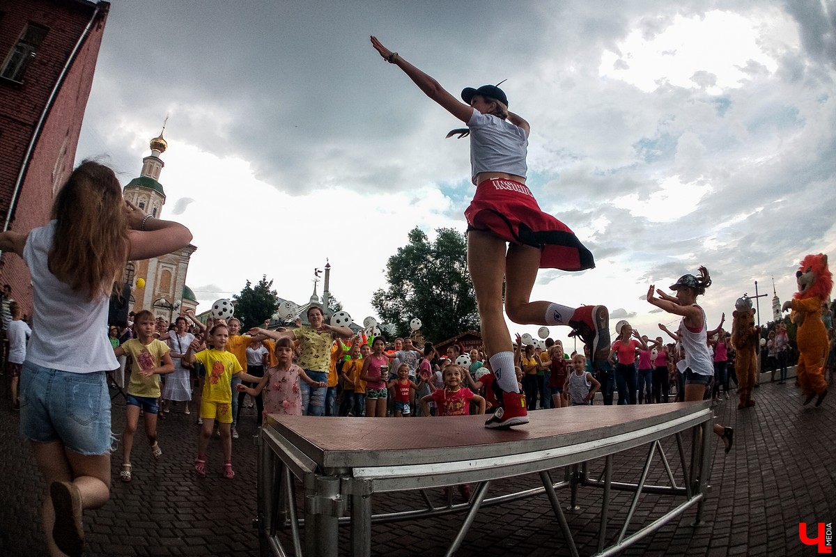 15 июля во Владимире прошел Вишневый спас. В этом году он совпал с окончанием чемпионата мира по футболу, и владимирцы решили отметить это событие по-спортивному
